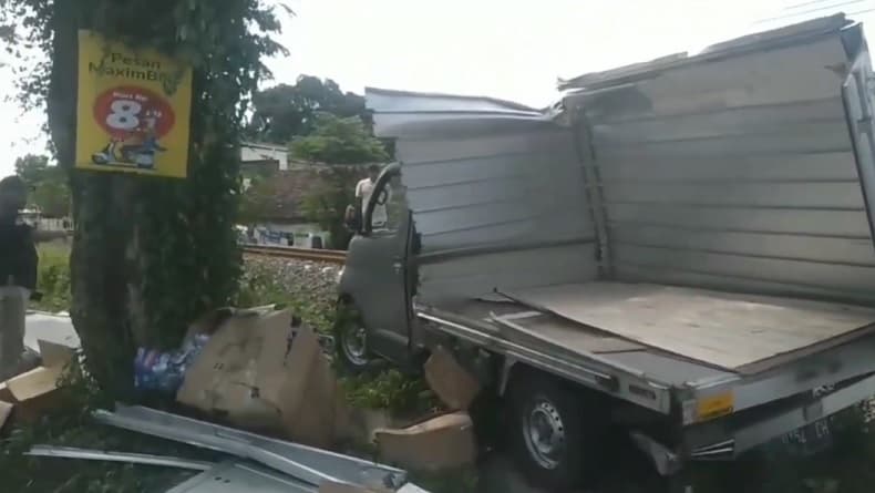 Hindari Motor, Mobil Boks Hantam Pohon hingga Terpental ke Rel Kereta Api di Pasuruan Hindari Motor, Mobil Boks Hantam Pohon hingga Terpental ke Rel Kereta Api di Pasuruan