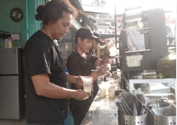 Mantan Chef Restoran Banting Setir Jadi Penjual Es Kelapa, Omzet Ratusan Juta Punya 6 Cabang