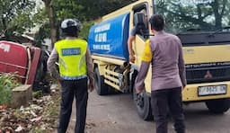 Truk Tangki Air Terguling di Sawangan Depok, Diduga Sopir Ngantuk