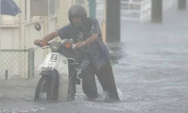 Indonesia Bakal Dilanda Hujan Badai, Ini Bahaya Harus Diwaspadai Pengendara Motor