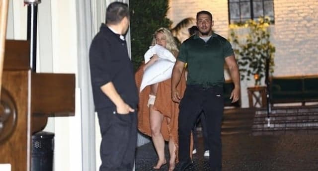 Heboh! Britney Spears Keluar Hotel Dalam Kondisi Berantakan, Tanpa Baju dan Alas Kaki