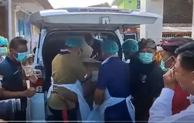 Tiba di Klungkung Bali, Jenazah Mahasiswa STIP Disambut Isak Tangis Keluarga Tiba di Klungkung Bali, Jenazah Mahasiswa STIP Disambut Isak Tangis Keluarga