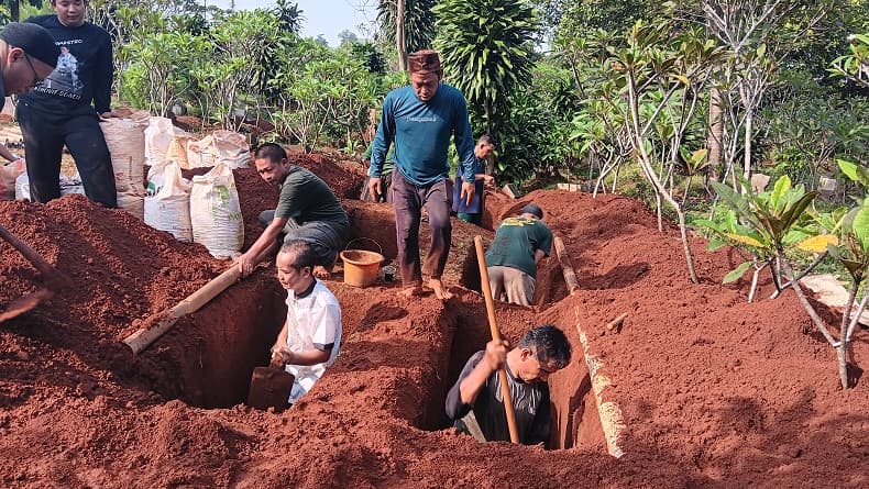 Kecelakaan Bus SMK Lingga Kencana, 6 Makam Disiapkan di TPUI Parung Bingung Depok Kecelakaan Bus SMK Lingga Kencana, 6 Makam Disiapkan di TPUI Parung Bingung Depok
