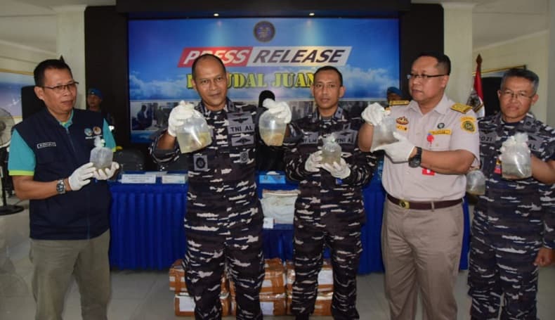 TNI AL Gagalkan Pengiriman Puluhan Terumbu Karang Ilegal ke Malaysia TNI AL Gagalkan Pengiriman Puluhan Terumbu Karang Ilegal ke Malaysia