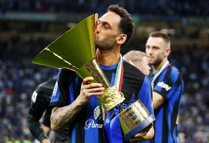 Elegan! Begini Cara Hakan Calhanoglu Balas Ejekan Mantan Rekannya di AC Milan saat Scudetto Bareng Inter Elegan! Begini Cara Hakan Calhanoglu Balas Ejekan Mantan Rekannya di AC Milan saat Scudetto Bareng Inter