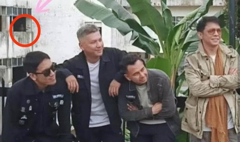 Viral Sosok Hantu Muncul saat Raffi, Ariel, Desta dan Gading Foto Bareng, Netizen Ikut Merinding Viral Sosok Hantu Muncul saat Raffi, Ariel, Desta dan Gading Foto Bareng, Netizen Ikut Merinding