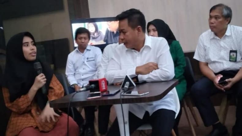 Viral Mahasiswi USU Gagal Kuliah Karena Tak Mampu Bayar UKT, Langsung Ditemui Rektor Viral Mahasiswi USU Gagal Kuliah Karena Tak Mampu Bayar UKT, Langsung Ditemui Rektor