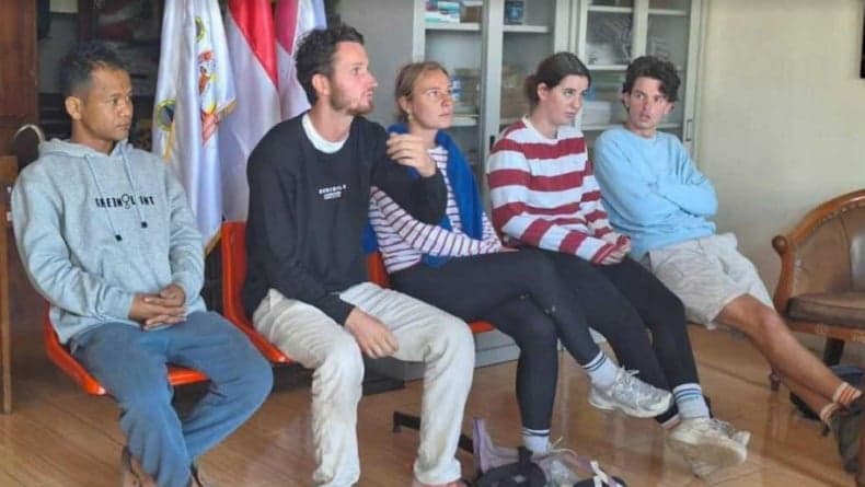 Viral 3 Bule Pose Tidak Senonoh di Gunung Bromo, Terancam Sanksi Adat Suku Tengger Viral 3 Bule Pose Tidak Senonoh di Gunung Bromo, Terancam Sanksi Adat Suku Tengger