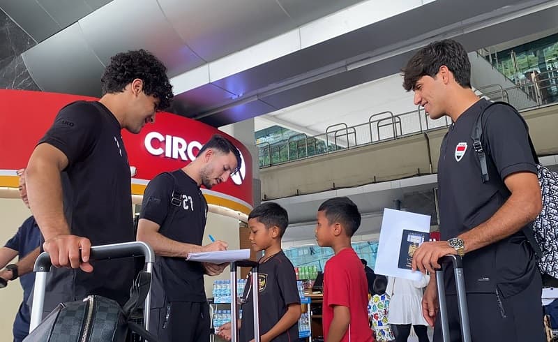 Timnas Irak Tiba di Soetta, Bocil serta Emak-Emak Minta Tanda Tangan dan Foto Timnas Irak Tiba di Soetta, Bocil serta Emak-Emak Minta Tanda Tangan dan Foto
