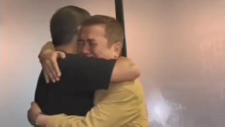 Viral Kakak-Adik Bertemu Lagi usai 18 Tahun Berpisah, Bermula Prank Endingnya Haru Viral Kakak-Adik Bertemu Lagi usai 18 Tahun Berpisah, Bermula Prank Endingnya Haru