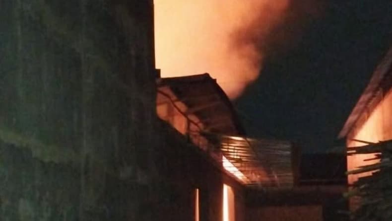 Kebakaran Pabrik Kerupuk di Pakis Malang, Api Berkobar sampai 8 Jam Kebakaran Pabrik Kerupuk di Pakis Malang, Api Berkobar sampai 8 Jam
