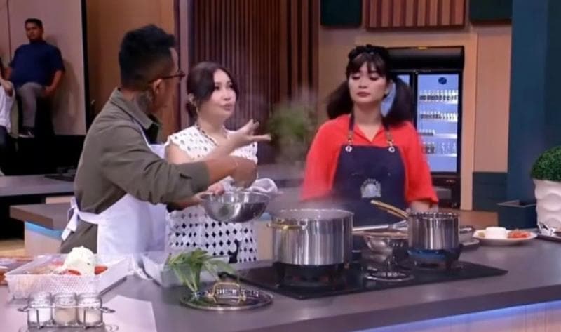 Perang Dapur: Kompetisi Masak Antar Selebriti Perang Dapur: Kompetisi Masak Antar Selebriti