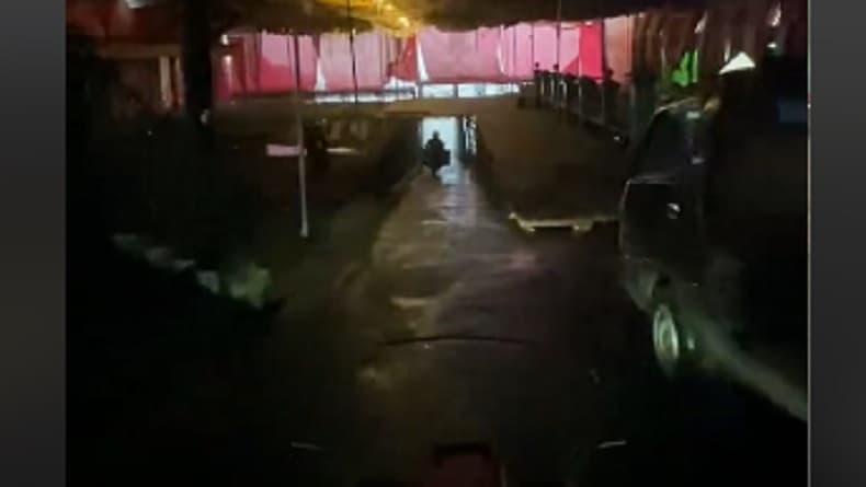 Viral Tenda Hajatan di Boyolali Bikin Underpass agar Tak Ganggu Pengendara Viral Tenda Hajatan di Boyolali Bikin Underpass agar Tak Ganggu Pengendara