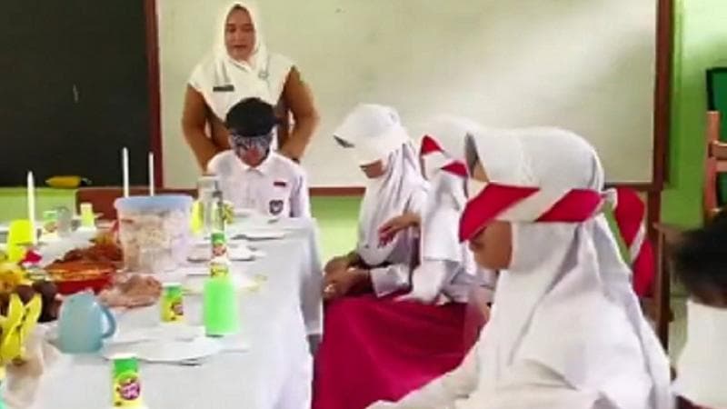 Viral Momen Perpisahan Sekolah Anak SD Anti-mainstream, Guru Siapkan Santapan Spesial Viral Momen Perpisahan Sekolah Anak SD Anti-mainstream, Guru Siapkan Santapan Spesial