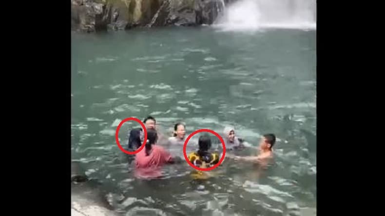 Viral Video Detik-Detik 2 Gadis Hilang Tenggelam di Air Terjun Maros Viral Video Detik-Detik 2 Gadis Hilang Tenggelam di Air Terjun Maros