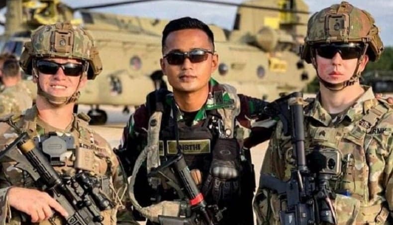 Keren! Ajudan AHY Lettu Pandu Qisthi Dapat Medali Prestasi dari US Army, Mampu Kuasai Medan Berat Keren! Ajudan AHY Lettu Pandu Qisthi Dapat Medali Prestasi dari US Army, Mampu Kuasai Medan Berat