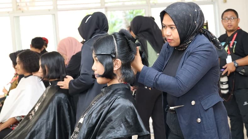 Momen Calon Paskibraka Potong Rambut hingga Tipis: Tidak Apa-apa, Sudah Aturannya Momen Calon Paskibraka Potong Rambut hingga Tipis: Tidak Apa-apa, Sudah Aturannya