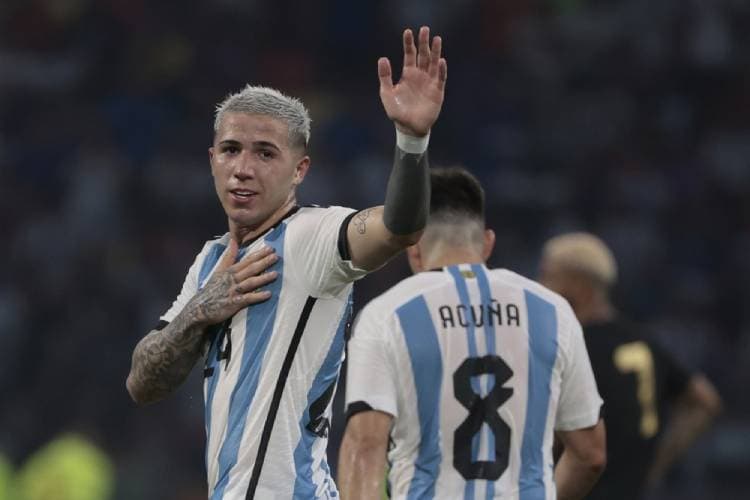 Pemain Argentina Enzo Fernandez Minta Maaf atas Nyanyian Rasis kepada Skuad Timnas Prancis Pemain Argentina Enzo Fernandez Minta Maaf atas Nyanyian Rasis kepada Skuad Timnas Prancis