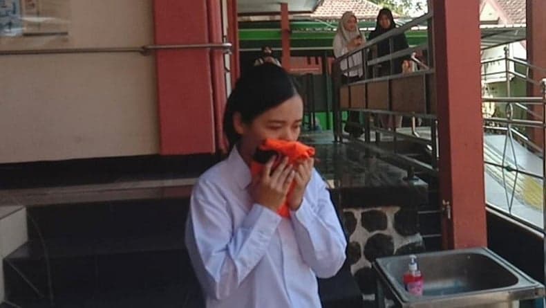 Baby Sitter yang Viral Aniaya Anak Selebgram Aghnia Punjabi Menangis Bacakan Pleidoi Baby Sitter yang Viral Aniaya Anak Selebgram Aghnia Punjabi Menangis Bacakan Pleidoi