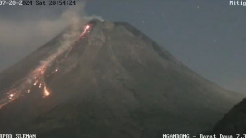 Gunung Merapi Kembali Muntahkan Awan Panas Guguran dan Lava, Aliran Api Membara Turuni Bukit Gunung Merapi Kembali Muntahkan Awan Panas Guguran dan Lava, Aliran Api Membara Turuni Bukit
