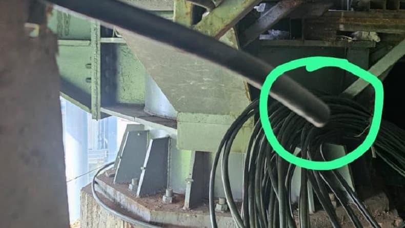 Eskalator di JPO Stasiun Cawang-Cikoko Mati, Ternyata Ada Kabel Terpotong Eskalator di JPO Stasiun Cawang-Cikoko Mati, Ternyata Ada Kabel Terpotong