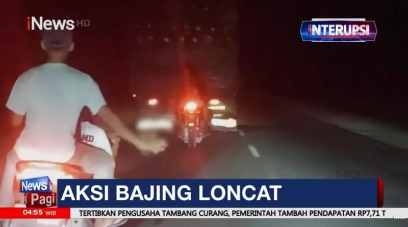 Viral Detik-Detik Aksi Bajing Loncat Mencuri Sawit dari Atas Truk yang Berjalan Viral Detik-Detik Aksi Bajing Loncat Mencuri Sawit dari Atas Truk yang Berjalan