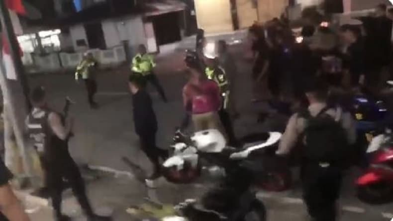 Viral Bentrok Brimob Vs Polisi di Tual Maluku, Ternyata Ini Penyebabnya Viral Bentrok Brimob Vs Polisi di Tual Maluku, Ternyata Ini Penyebabnya