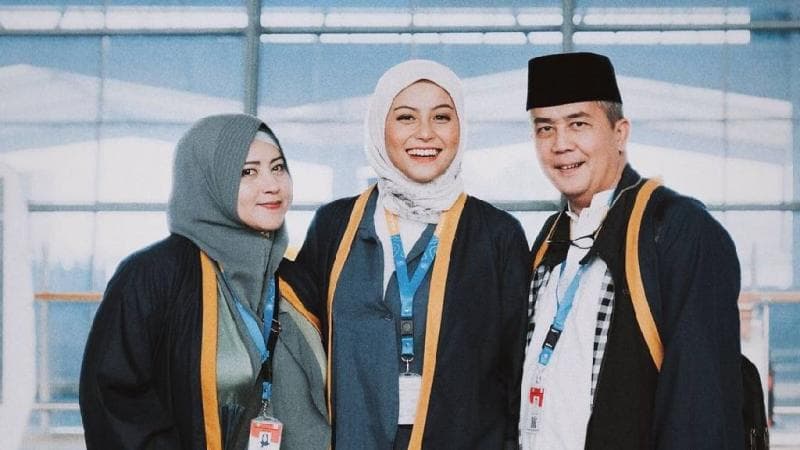 Awkarin Pergi Umrah, Tampil Berhijab Curi Perhatian Netizen: Adem Kayak Ubin Masjid Awkarin Pergi Umrah, Tampil Berhijab Curi Perhatian Netizen: Adem Kayak Ubin Masjid