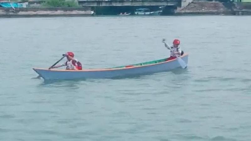 Salut! 2 Siswa SD di Bone Dayung Sampan Seberangi Sungai Tangka demi Pergi ke Sekolah Salut! 2 Siswa SD di Bone Dayung Sampan Seberangi Sungai Tangka demi Pergi ke Sekolah