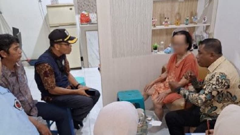 Heboh Ibu-Anak Jadi Pengemis, Ternyata Punya Rumah 3 Lantai di Jakut Heboh Ibu-Anak Jadi Pengemis, Ternyata Punya Rumah 3 Lantai di Jakut