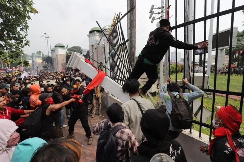 Massa Tolak RUU Pilkada Jebol Pagar Masuk Halaman Gedung DPR Massa Tolak RUU Pilkada Jebol Pagar Masuk Halaman Gedung DPR