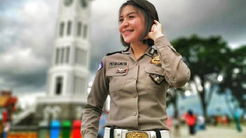 Viral Polwan Dianggap Tak Sopan Ganggu Pria lagi Makan, Ini Penjelasan Polri Viral Polwan Dianggap Tak Sopan Ganggu Pria lagi Makan, Ini Penjelasan Polri