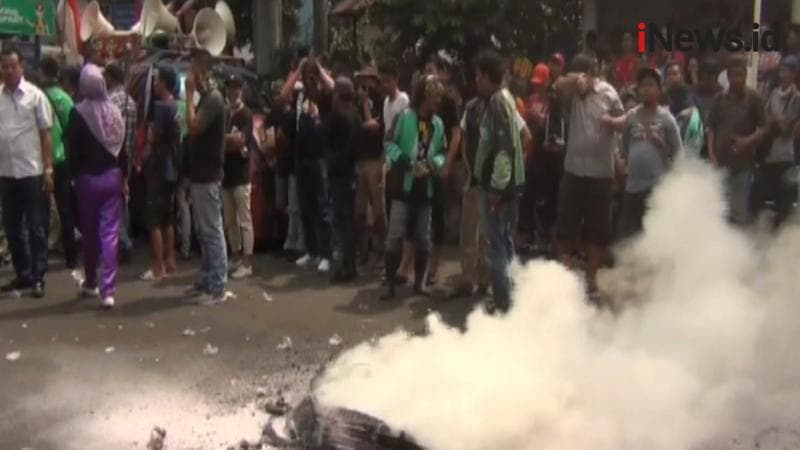 Polisi Bersiaga di Kantor Gojek Petojo Jelang Demo Hari Ini Polisi Bersiaga di Kantor Gojek Petojo Jelang Demo Hari Ini