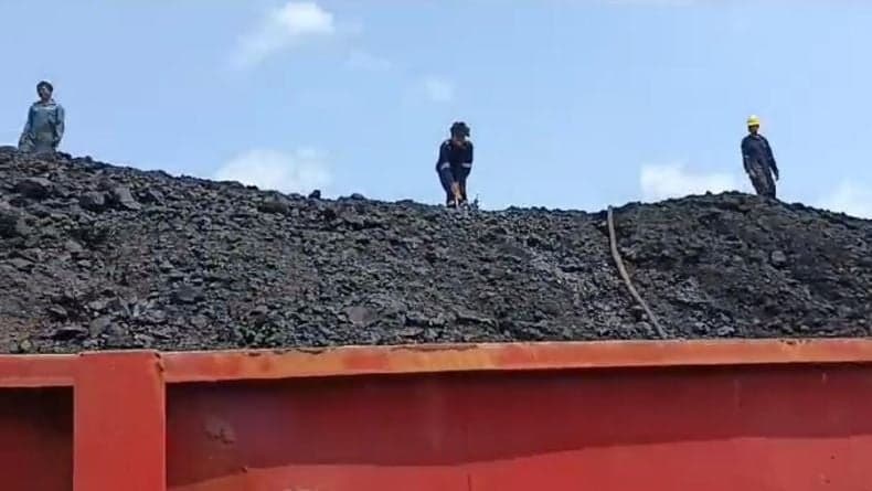 Pascakebakaran, Tongkang Batu Bara Masih Proses Pendinginan di Perairan Tanjung Ular Pascakebakaran, Tongkang Batu Bara Masih Proses Pendinginan di Perairan Tanjung Ular