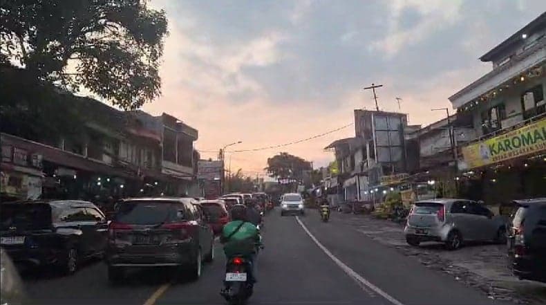 Jalur Puncak Arah Jakarta Macet Dekat Simpang Gadong Sore Ini, Kendaraan Mengular Jalur Puncak Arah Jakarta Macet Dekat Simpang Gadong Sore Ini, Kendaraan Mengular