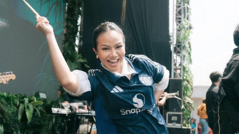Viral Yura Yunita Manggung Pakai Jersey MU, Netizen Heboh! Viral Yura Yunita Manggung Pakai Jersey MU, Netizen Heboh!