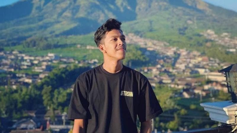 Profil dan Biodata Hasan Aftershine, Vokalis Band Asal Yogyakarta yang Diisukan dekat dengan Ria Ricis Profil dan Biodata Hasan Aftershine, Vokalis Band Asal Yogyakarta yang Diisukan dekat dengan Ria Ricis