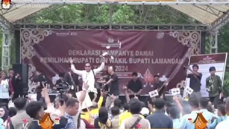 Heboh Simpatisan Calon Bupati Lamandau Tebar Uang saat Deklarasi Pilkada Damai Heboh Simpatisan Calon Bupati Lamandau Tebar Uang saat Deklarasi Pilkada Damai