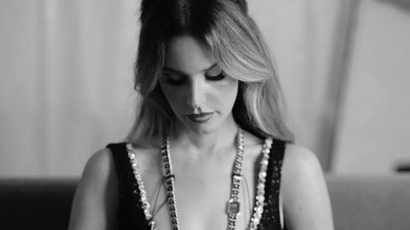 Makna Lagu Cinnamon Girl - Lana Del Rey, Cerita tentang Cinta Bertepuk Sebelah Tangan Makna Lagu Cinnamon Girl - Lana Del Rey, Cerita tentang Cinta Bertepuk Sebelah Tangan