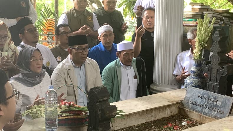 Ridwan Kamil Ziarah ke Makam Tokoh Bersejarah Pangeran Jayakarta Ridwan Kamil Ziarah ke Makam Tokoh Bersejarah Pangeran Jayakarta