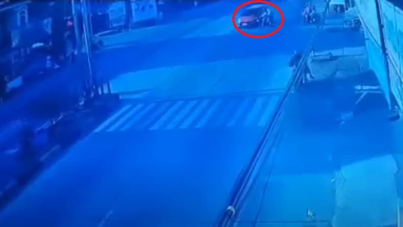 Detik-detik Toyota Calya Terobos Lampu Merah di Barru Sulsel Terekam CCTV, Tabrak 3 Kendaraan Detik-detik Toyota Calya Terobos Lampu Merah di Barru Sulsel Terekam CCTV, Tabrak 3 Kendaraan
