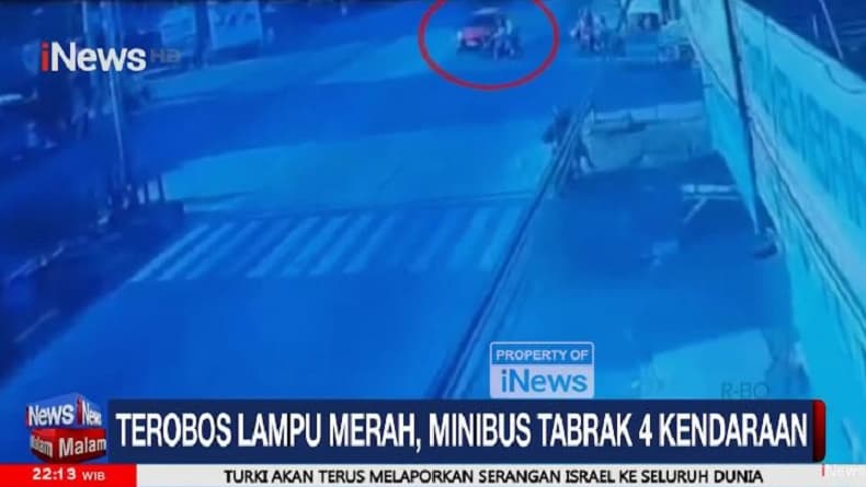 Kecelakaan di Barru Sulsel, Minibus Terekam CCTV Terobos Lampu Merah Tabrak 4 Kendaraan Kecelakaan di Barru Sulsel, Minibus Terekam CCTV Terobos Lampu Merah Tabrak 4 Kendaraan