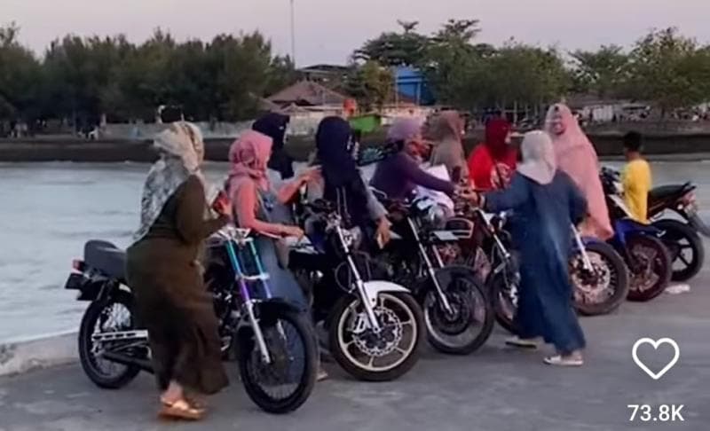 Viral Emak-Emak Geng Motor Kumpul Naik RK-King, Netizen: Penguasa Jalanan Viral Emak-Emak Geng Motor Kumpul Naik RK-King, Netizen: Penguasa Jalanan