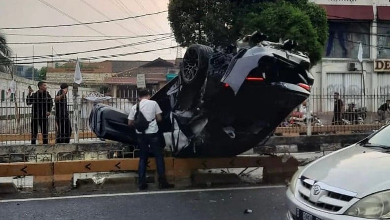 Kecelakaan Sedan BMW Tabrak Separator Busway di Jaksel hingga Terbalik Kecelakaan Sedan BMW Tabrak Separator Busway di Jaksel hingga Terbalik