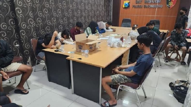 Gerebek Homestay di Bojonegoro, 21 Muda-mudi Tanpa Ikatan Nikah Diamankan Gerebek Homestay di Bojonegoro, 21 Muda-mudi Tanpa Ikatan Nikah Diamankan
