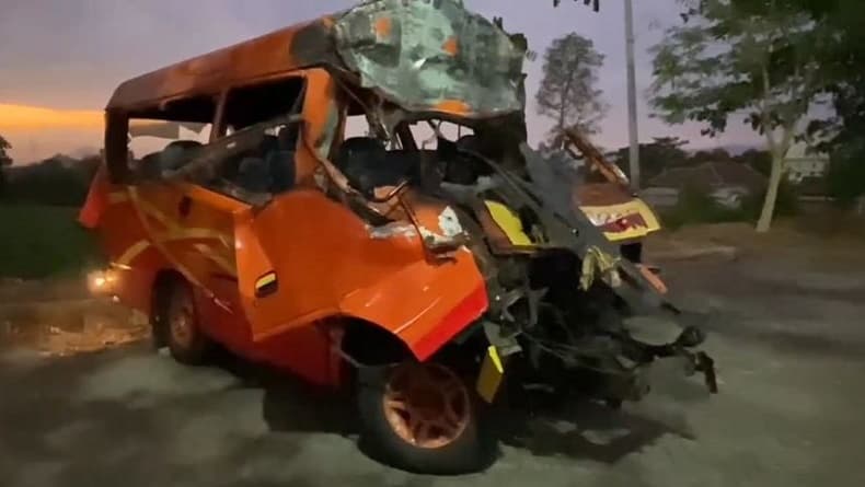Kecelakaan Maut Minibus Travel Tabrak Truk di Tol Pasuruan-Probolinggo, 5 Orang Tewas Kecelakaan Maut Minibus Travel Tabrak Truk di Tol Pasuruan-Probolinggo, 5 Orang Tewas