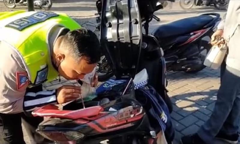 Viral! Polisi Ini Nekat Sedot Bensin dari Motornya untuk Bantu Pengendara Kehabisan BBM Viral! Polisi Ini Nekat Sedot Bensin dari Motornya untuk Bantu Pengendara Kehabisan BBM