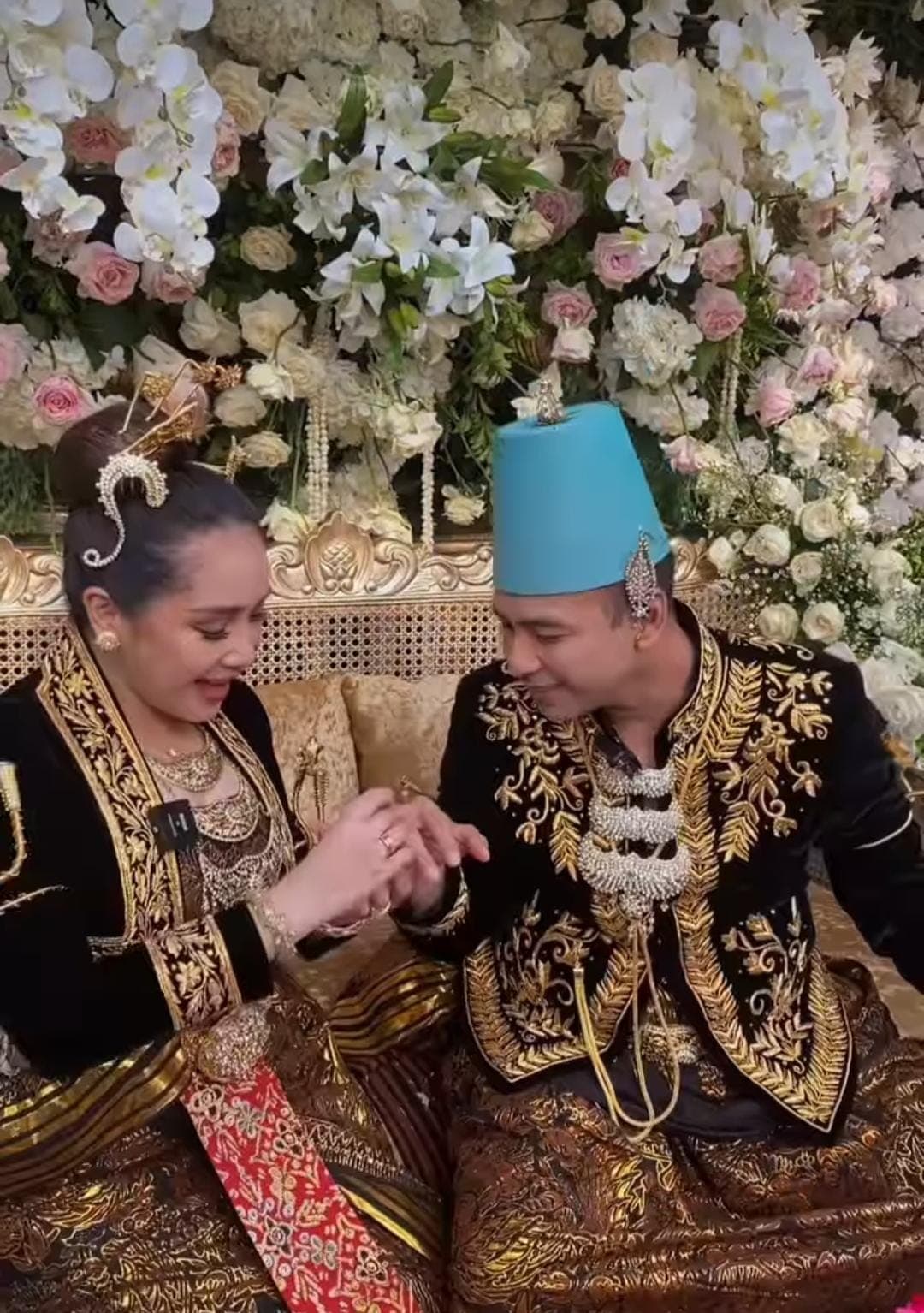 Rayakan Pesta Pernikahan ke-9, Raffi Ahmad dan Nagita Slavina Menawan Pakai Busana Jawa Rayakan Pesta Pernikahan ke-9, Raffi Ahmad dan Nagita Slavina Menawan Pakai Busana Jawa