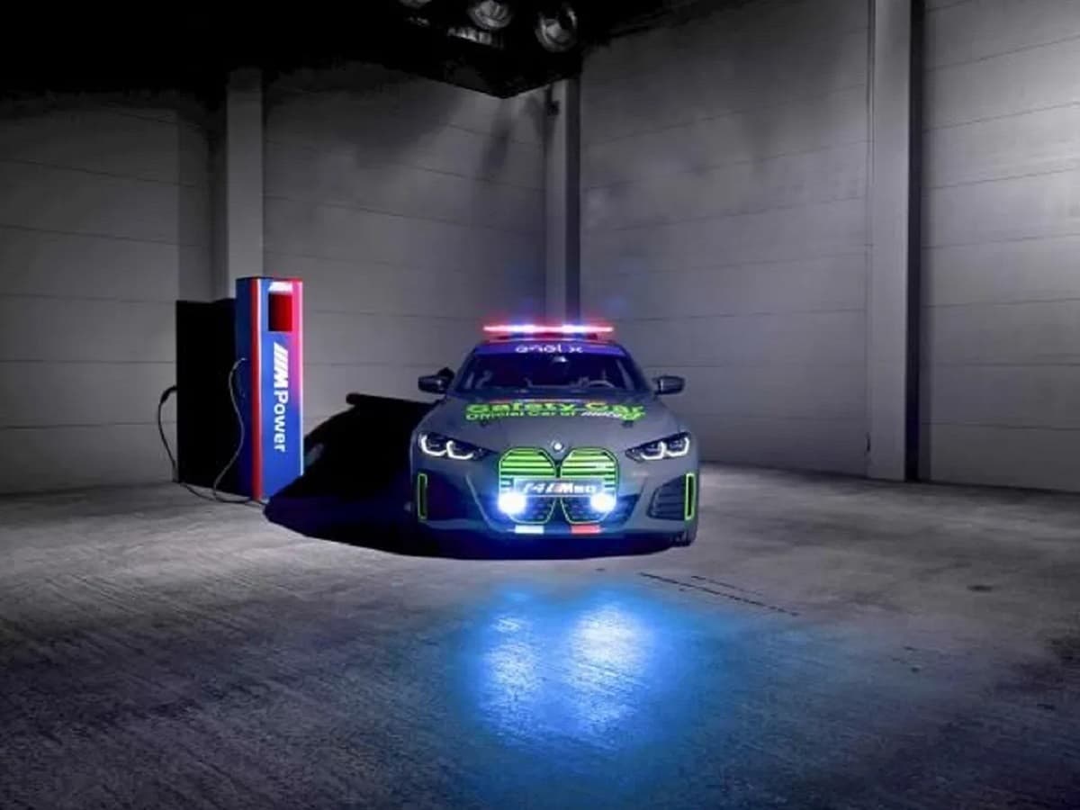 Ini Fungsi Krusial Unit Safety Car di MotoGP Ini Fungsi Krusial Unit Safety Car di MotoGP