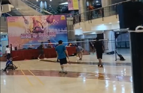 Sepi Pengunjung, WTC Mangga Dua Jadi Lapangan Bulutangkis Sepi Pengunjung, WTC Mangga Dua Jadi Lapangan Bulutangkis